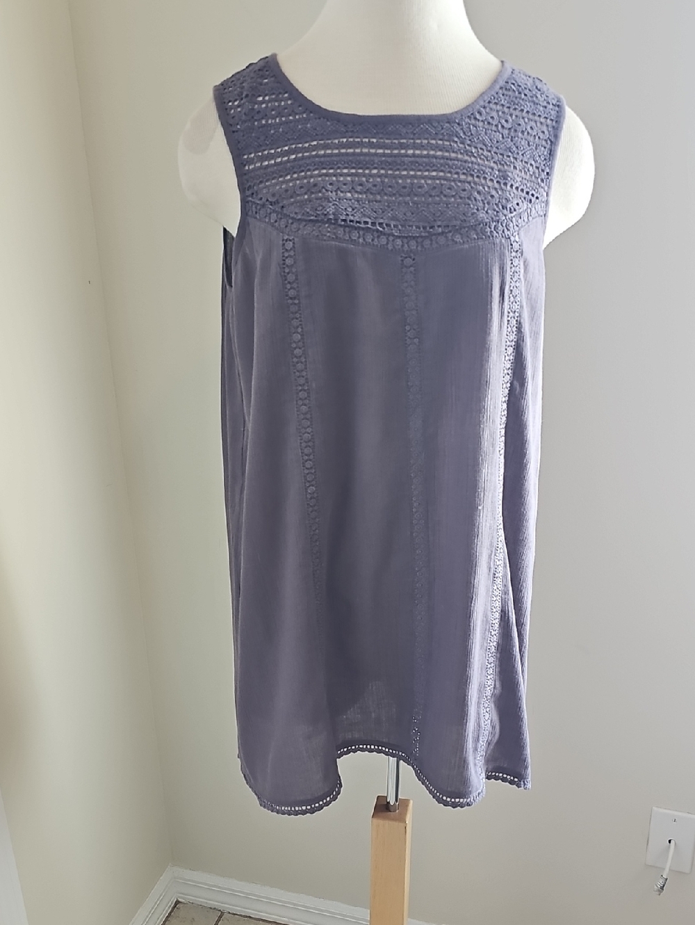 Garnet Hill Gray Linen Sleeveless Crochet Yoke Tunic in Dusty Gray. Size‎ 10.